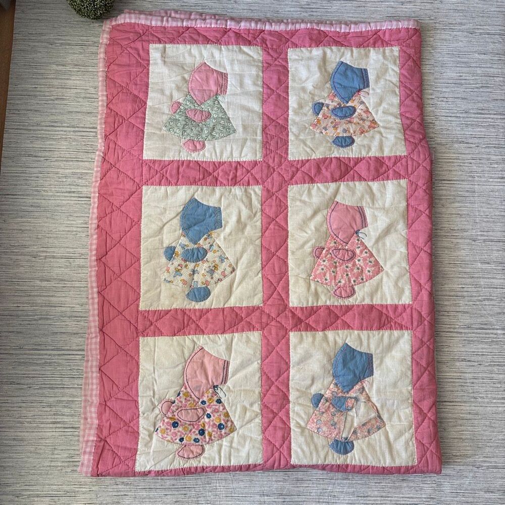 Vintage Handmade Sunbonnet Sue Baby Quilt Pink Gingham Appliquรฉ Crib Blanket Ret